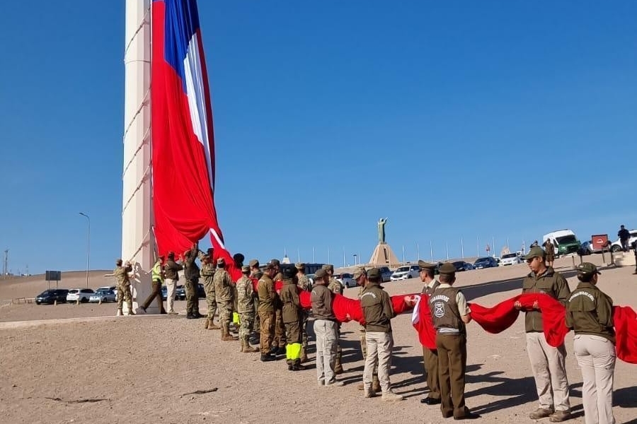 Izamiento de gran bandera nacional en Arica por aniversario de Carabineros de Chile